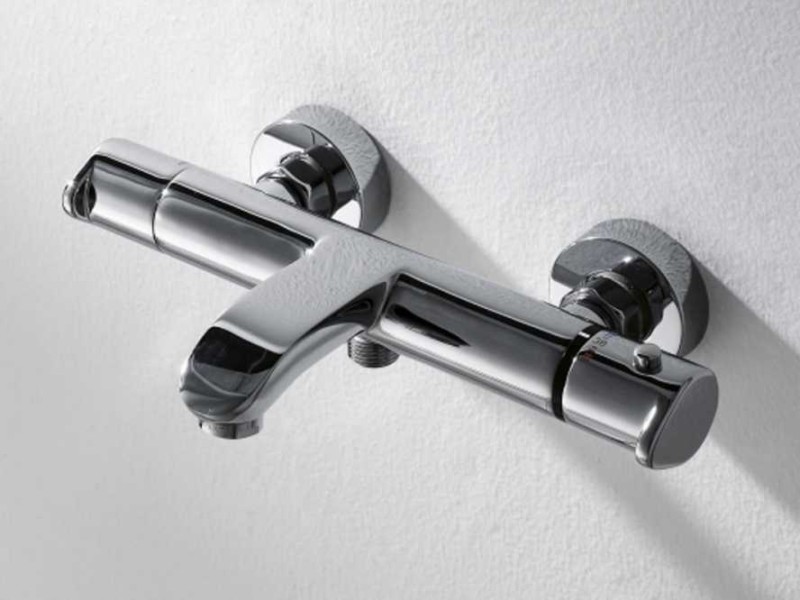 Смеситель Bravat Waterfall F673114C-01A-RUS термостатический для ванны, короткий излив